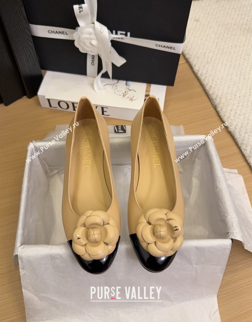 Chanel Lambskin Patent Calfskin Ballet Flats with Camellia Bloom Charm Apricot 2025 CH101716 (MD-250415150)