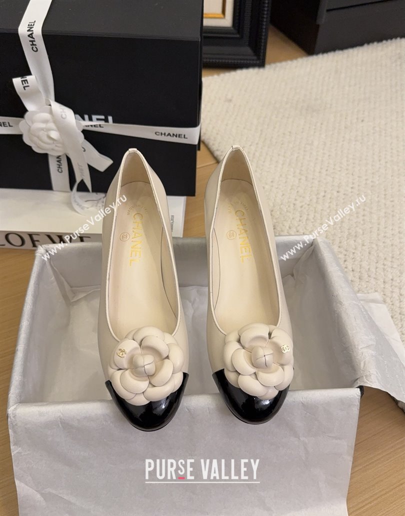 Chanel Lambskin Patent Calfskin Pumps with Camellia Bloom Charm White 2025 CH101716 (MD-250415152)