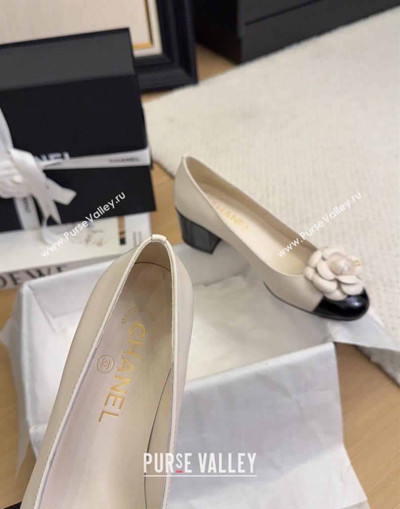 Chanel Lambskin Patent Calfskin Pumps with Camellia Bloom Charm White 2025 CH101716 (MD-250415152)