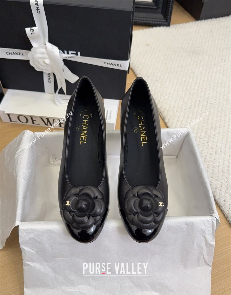 Chanel Lambskin Patent Calfskin Pumps with Camellia Bloom Charm Black 2025 CH101716 (MD-250415153)