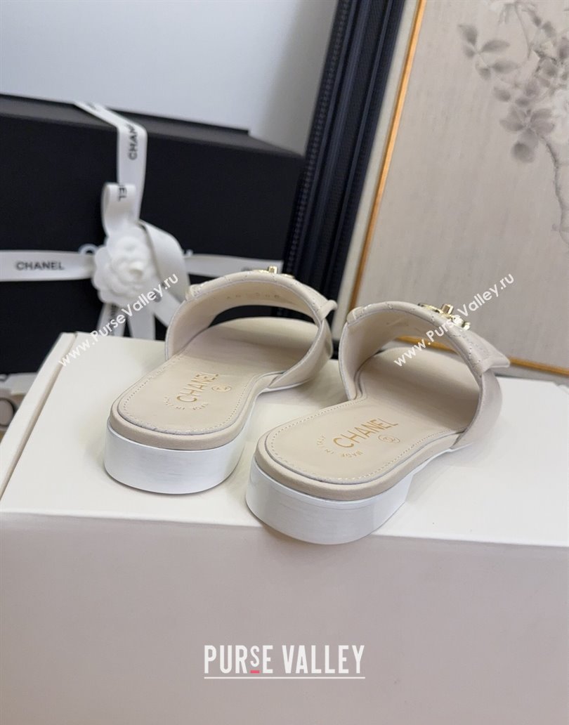 Chanel Quilted Lambskin Flat Slides Sandal with Foldover G45474 White/Gold 2025 (MD-250415064)