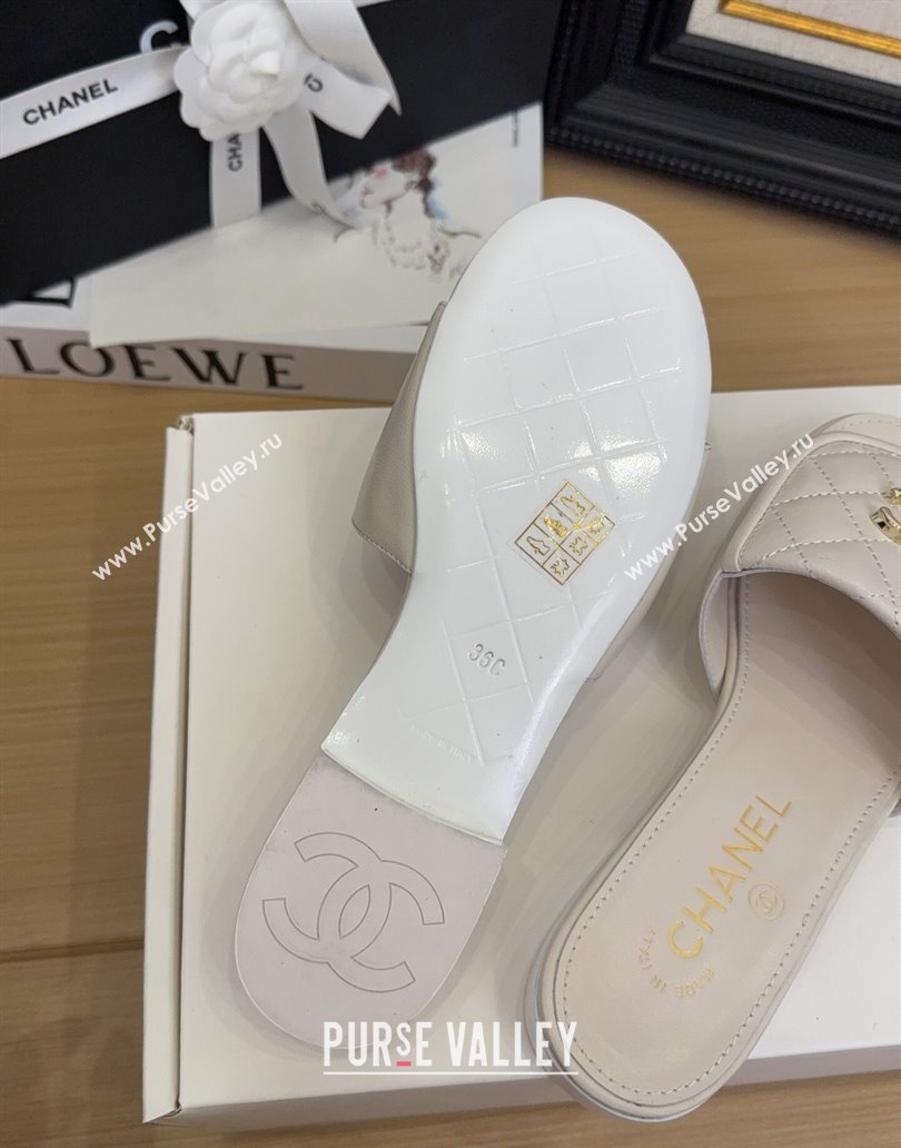 Chanel Quilted Lambskin Flat Slides Sandal with Foldover G45474 White/Gold 2025 (MD-250415064)