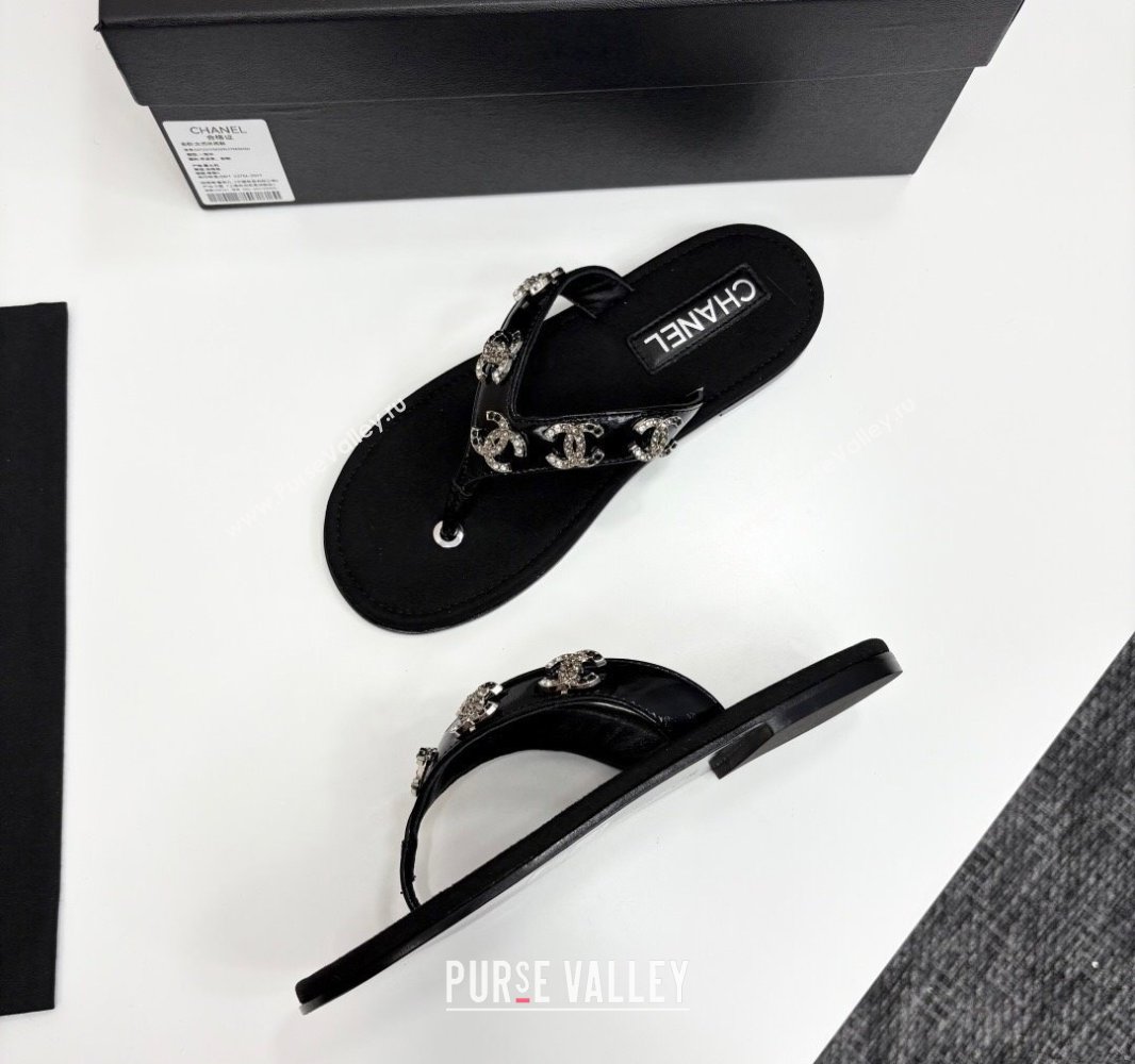 Chanel Lambskin Flat Slide Thong Sandals with CC Charm Black 2025 CH041621 (MD-250416158)