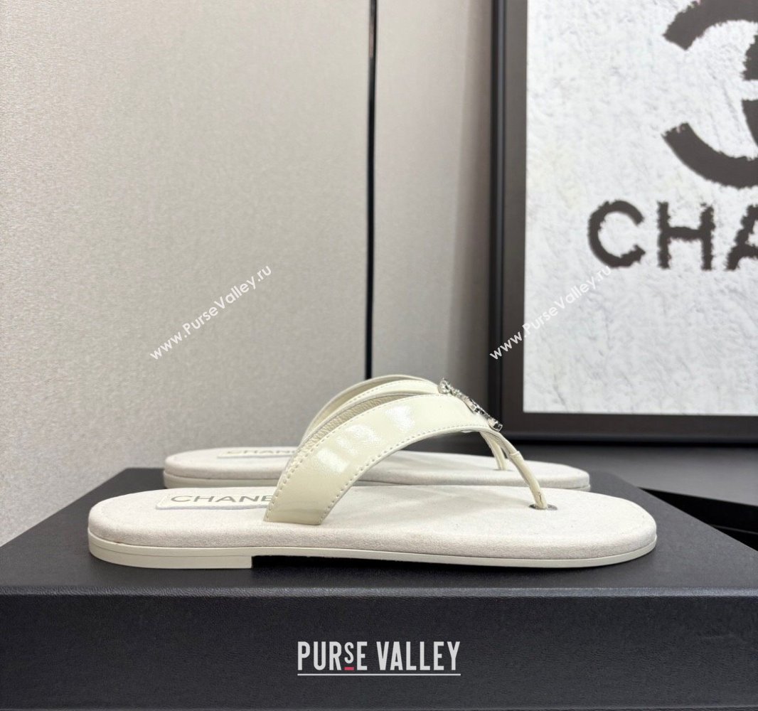 Chanel Lambskin Flat Slide Thong Sandals with Strass CC White 2025 CH041621 (MD-250416164)