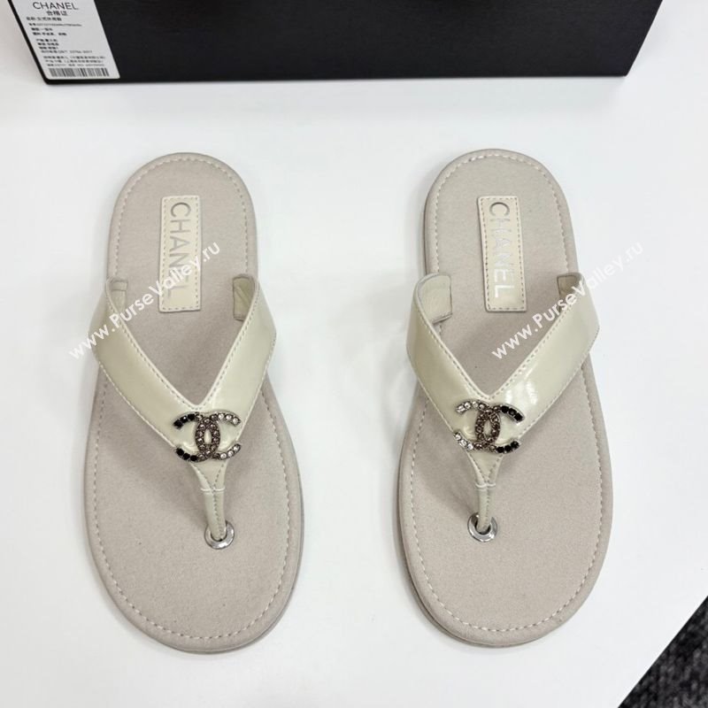 Chanel Lambskin Flat Slide Thong Sandals with Strass CC White 2025 CH041621 (MD-250416164)