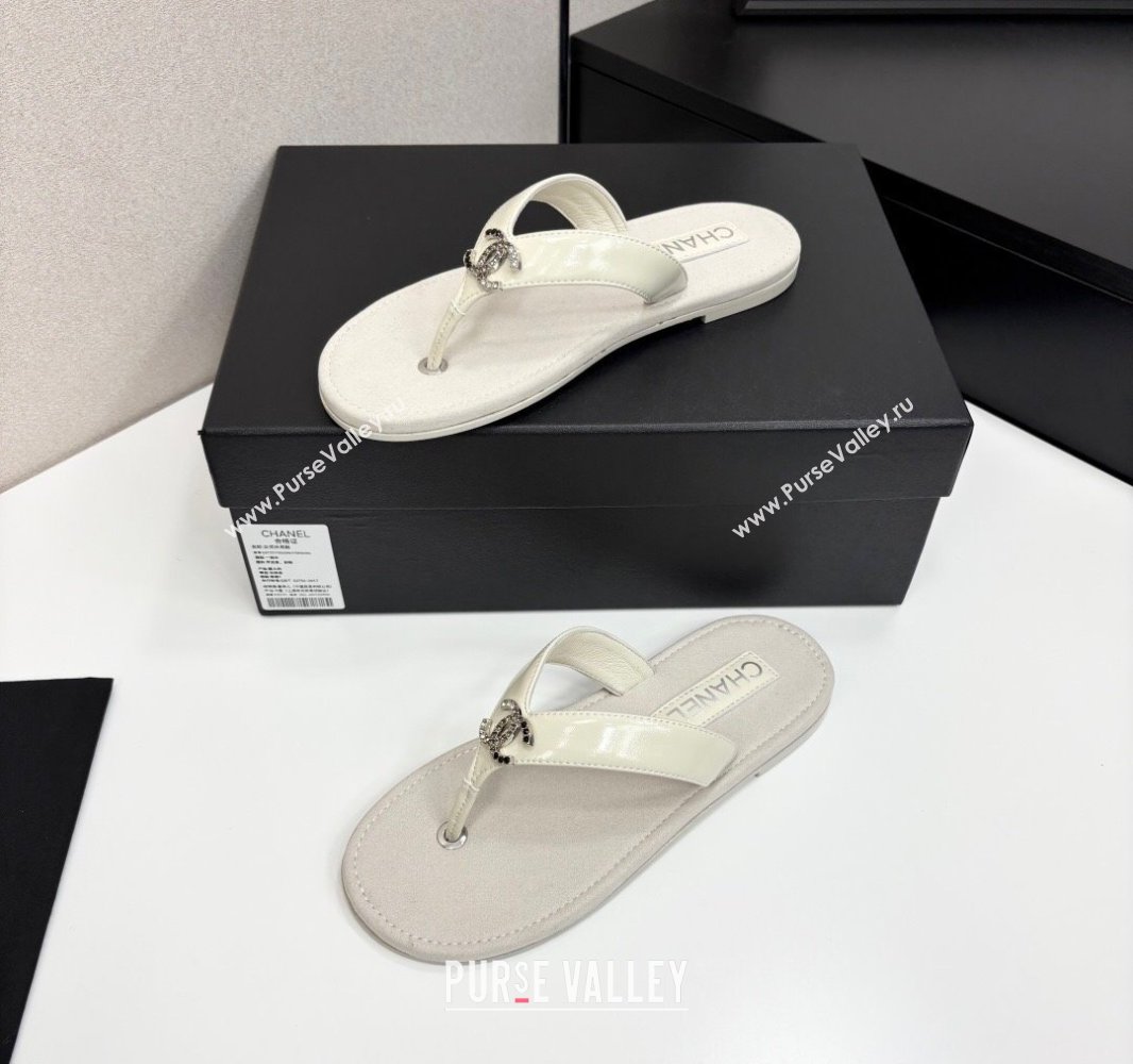 Chanel Lambskin Flat Slide Thong Sandals with Strass CC White 2025 CH041621 (MD-250416164)