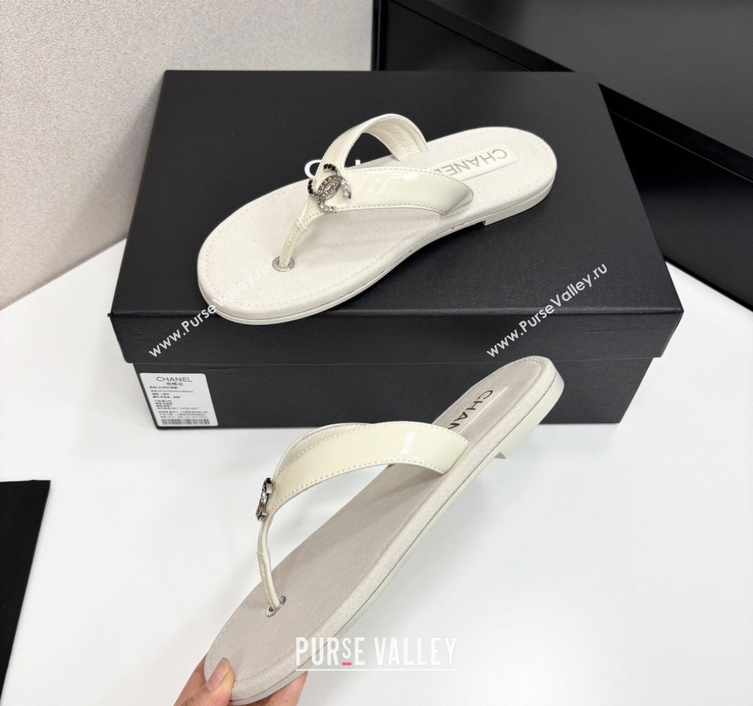 Chanel Lambskin Flat Slide Thong Sandals with Strass CC White 2025 CH041621 (MD-250416164)