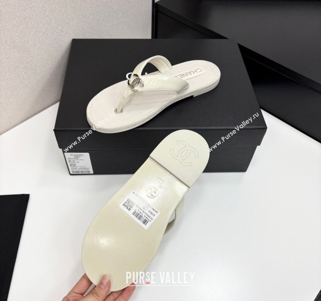 Chanel Lambskin Flat Slide Thong Sandals with Strass CC White 2025 CH041621 (MD-250416164)