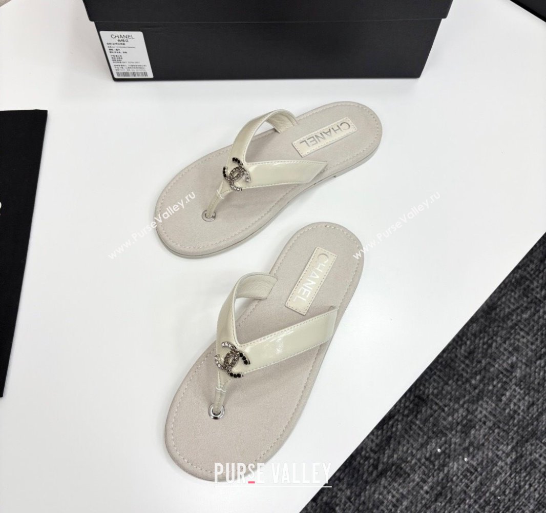 Chanel Lambskin Flat Slide Thong Sandals with Strass CC White 2025 CH041621 (MD-250416164)