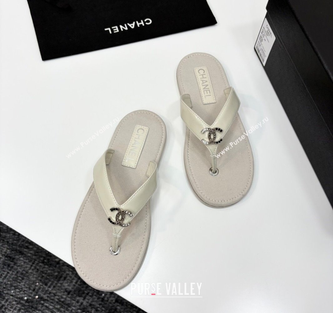 Chanel Lambskin Flat Slide Thong Sandals with Strass CC White 2025 CH041621 (MD-250416164)