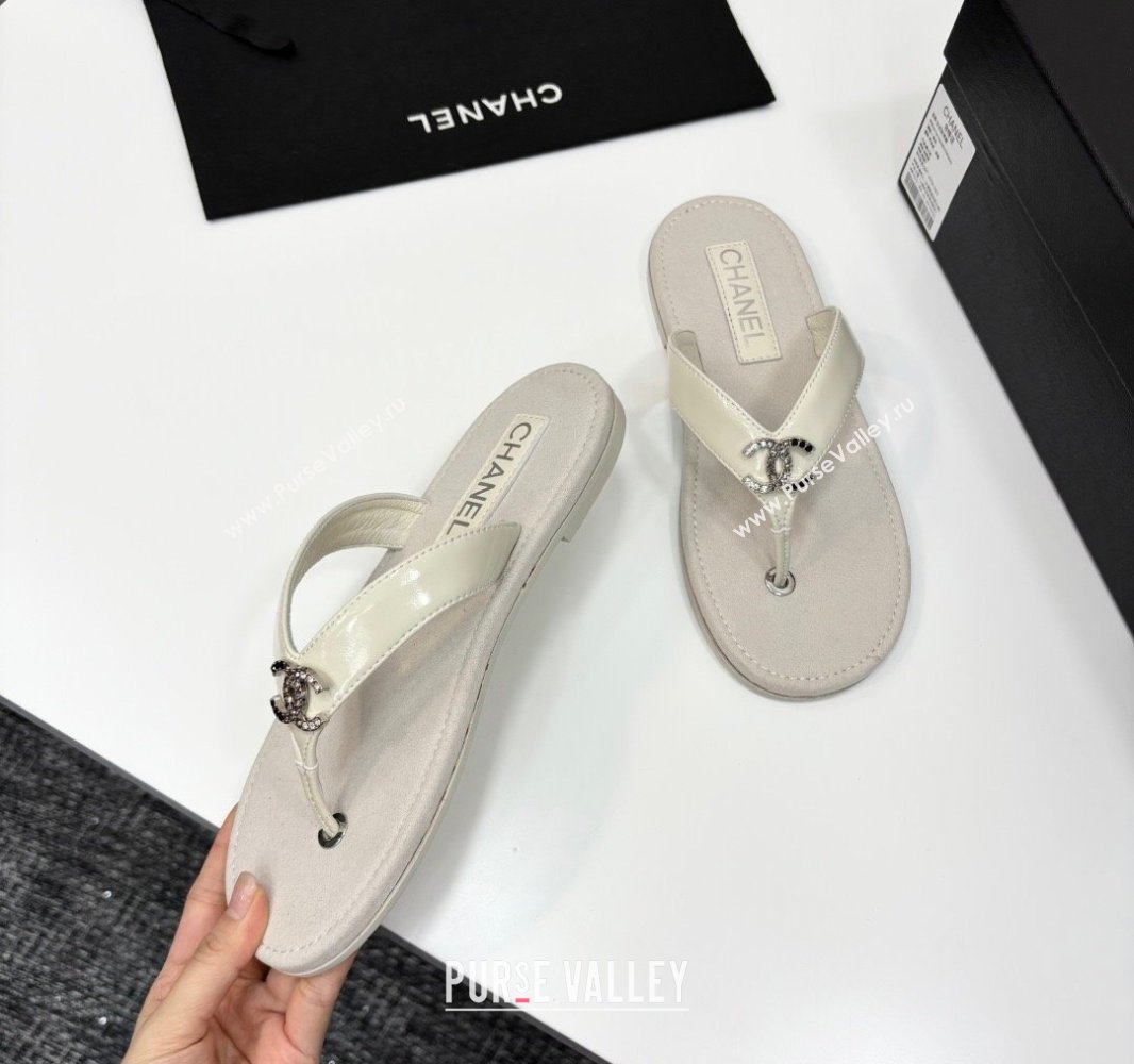 Chanel Lambskin Flat Slide Thong Sandals with Strass CC White 2025 CH041621 (MD-250416164)
