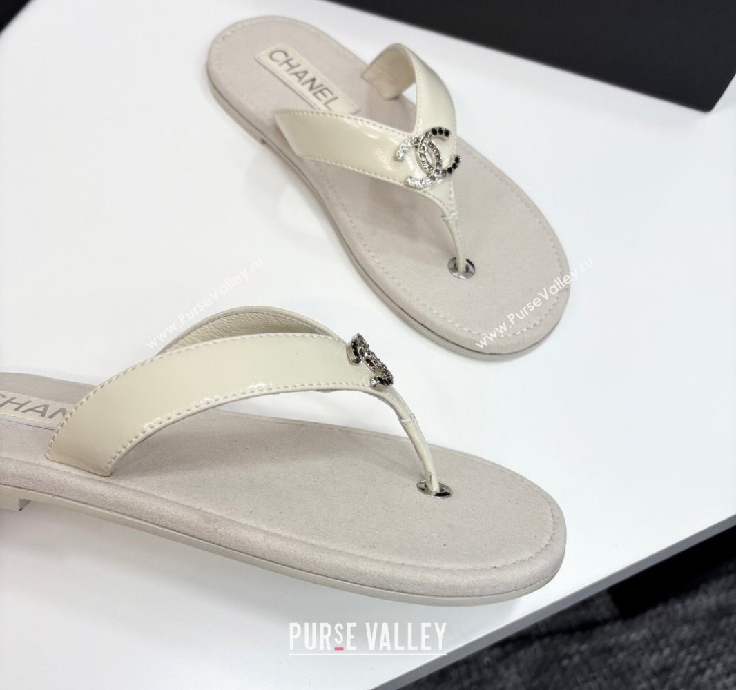 Chanel Lambskin Flat Slide Thong Sandals with Strass CC White 2025 CH041621 (MD-250416164)