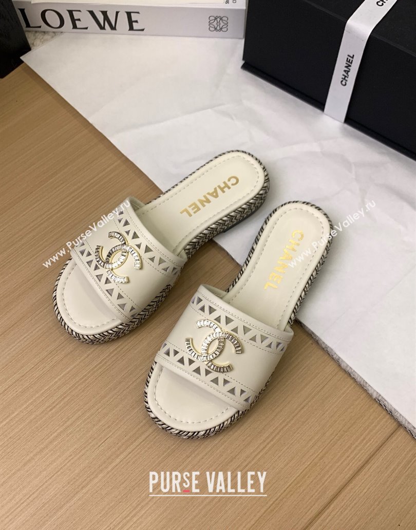 Chanel Cutout Calfskin Flat Slides Sandal White 2025 CH041611 (MD-250416083)