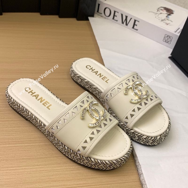 Chanel Cutout Calfskin Flat Slides Sandal White 2025 CH041611 (MD-250416083)
