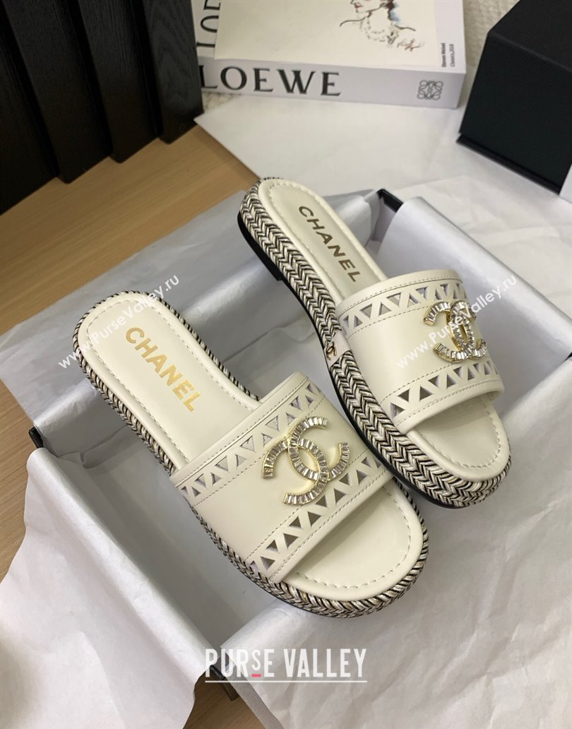 Chanel Cutout Calfskin Flat Slides Sandal White 2025 CH041611 (MD-250416083)
