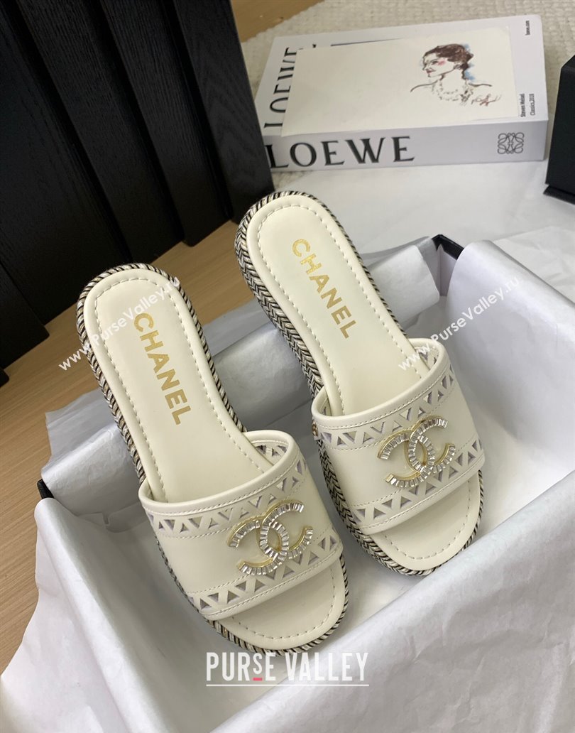 Chanel Cutout Calfskin Flat Slides Sandal White 2025 CH041611 (MD-250416083)