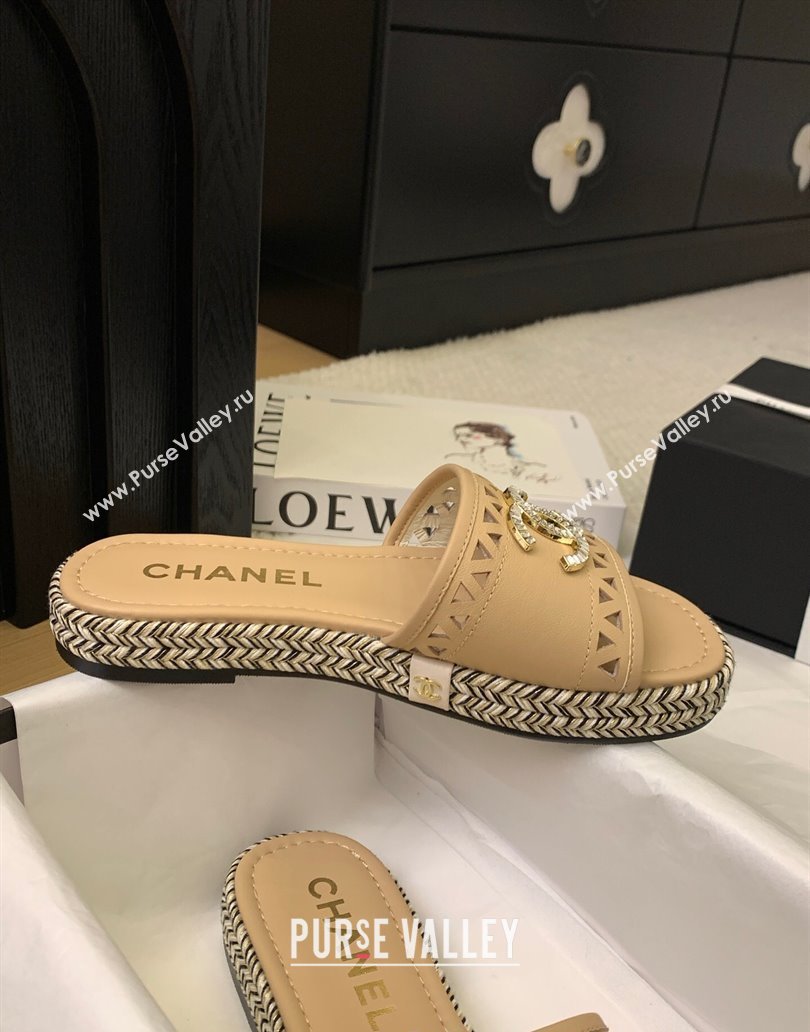Chanel Cutout Calfskin Flat Slides Sandal Beige 2025 CH041611 (MD-250416085)
