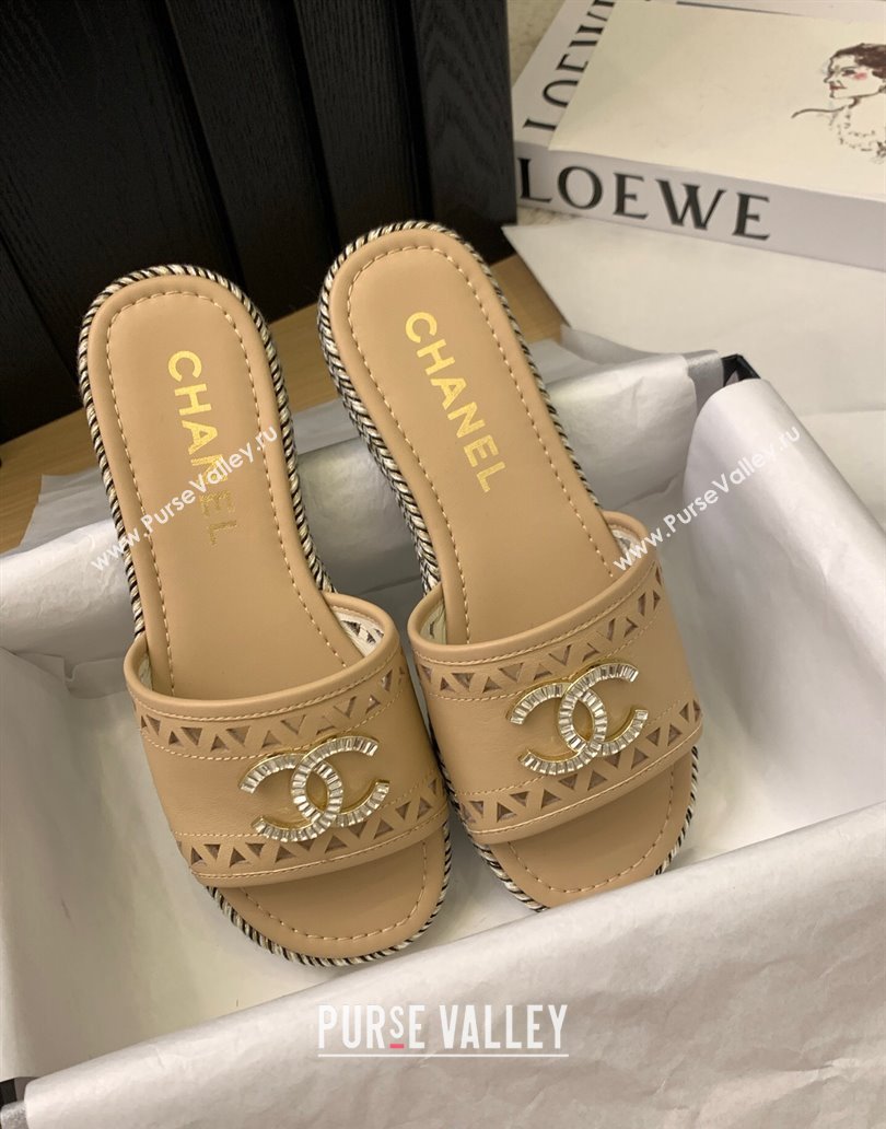 Chanel Cutout Calfskin Flat Slides Sandal Beige 2025 CH041611 (MD-250416085)