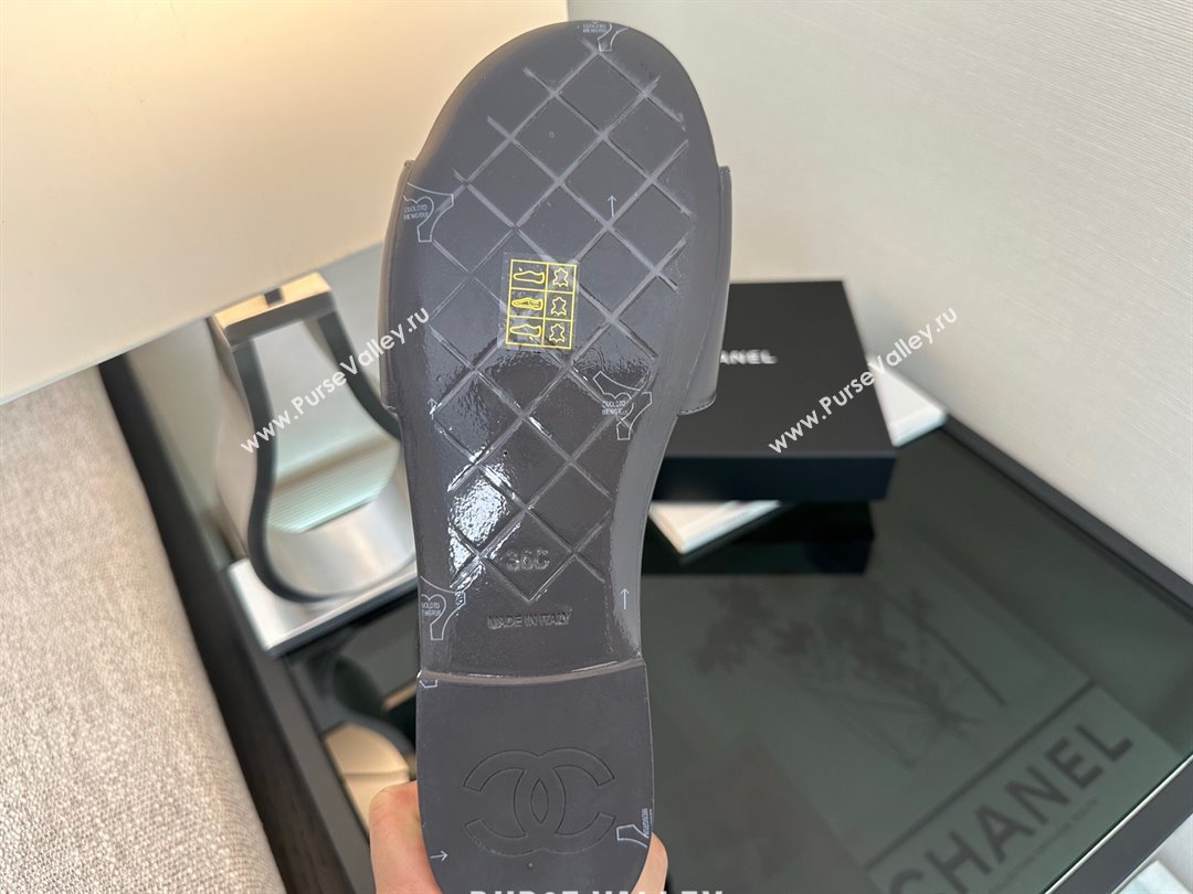 Chanel Quilted Lambskin Flat Slides Sandal with Foldover G45474 Grey/Gold 2025 (MD-250415090)