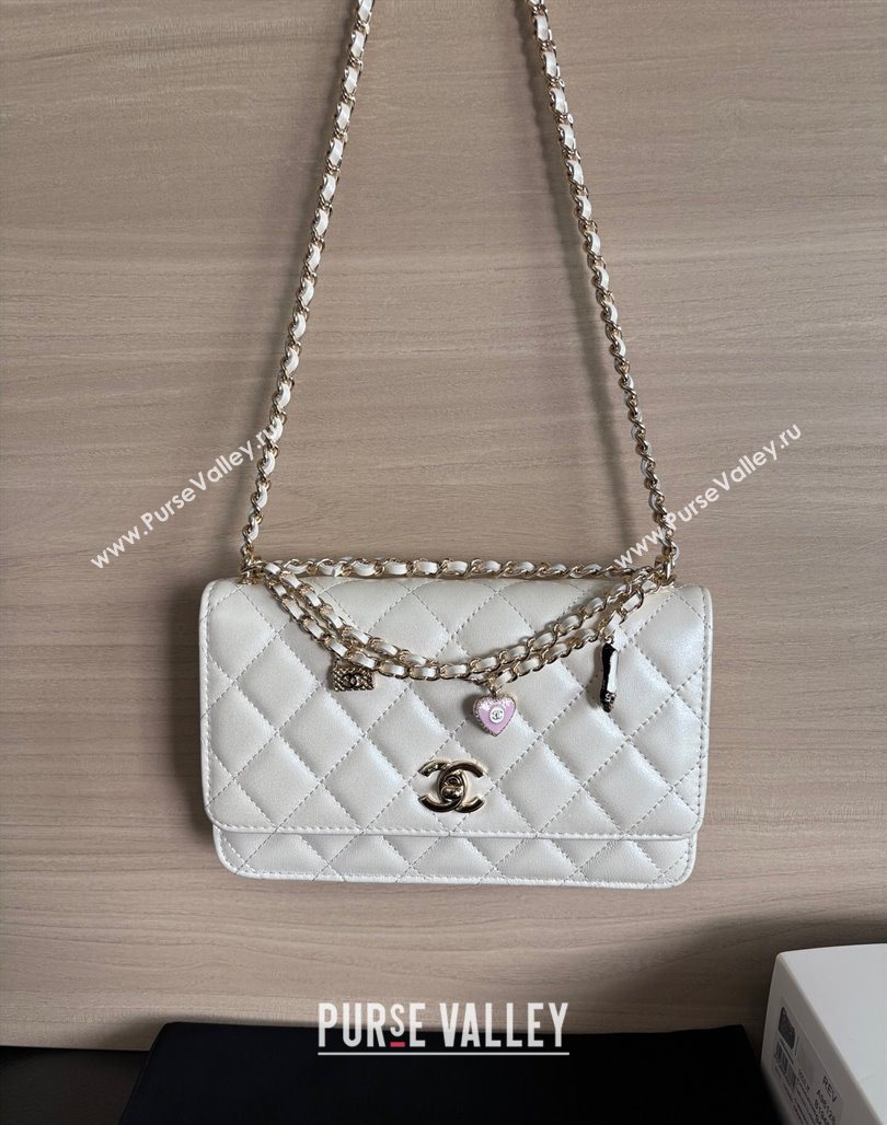 Chanel Pearly Lambskin on Chain with Logo Charm White 2025 AP4537 (yezi-250526029)