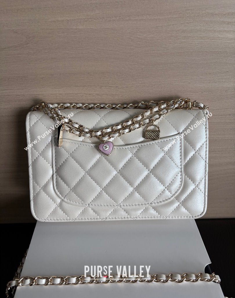 Chanel Pearly Lambskin on Chain with Logo Charm White 2025 AP4537 (yezi-250526029)