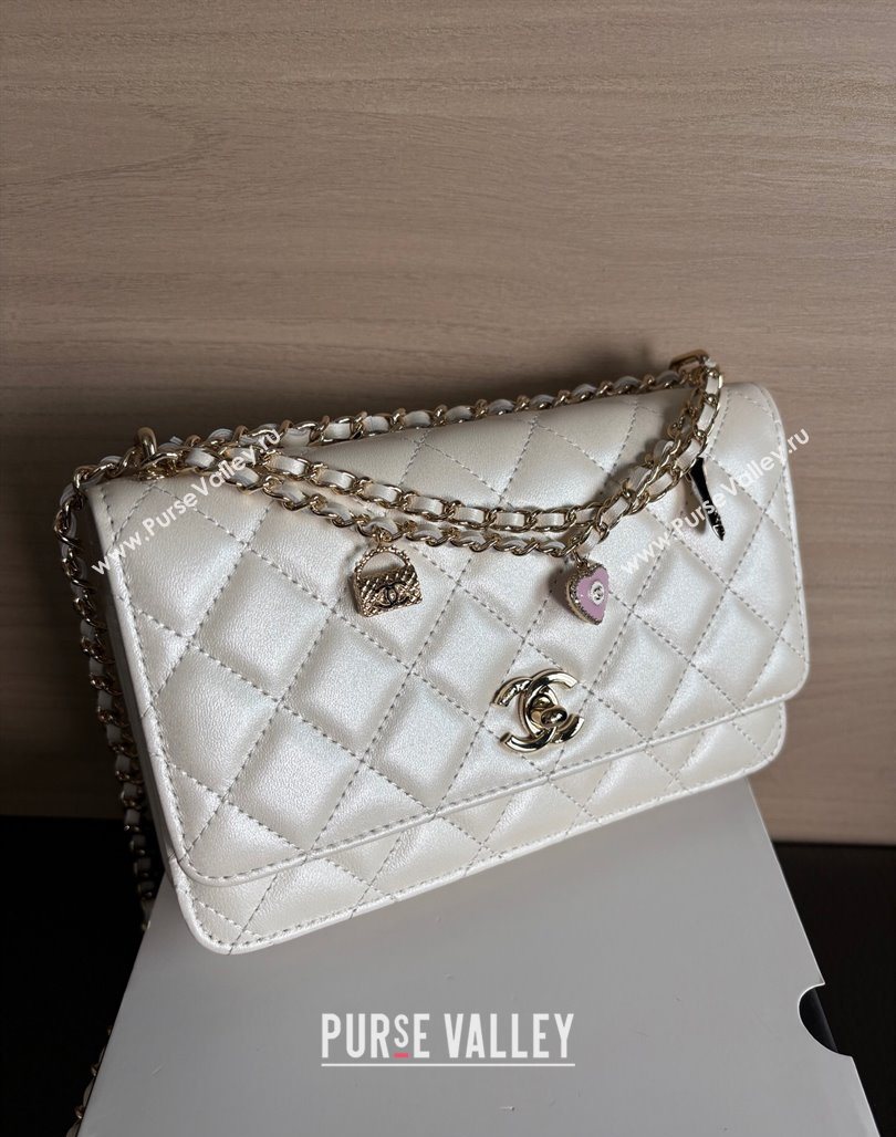 Chanel Pearly Lambskin on Chain with Logo Charm White 2025 AP4537 (yezi-250526029)