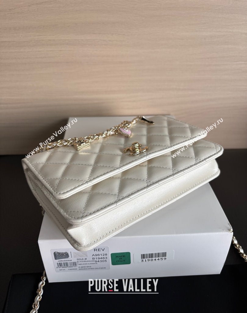 Chanel Pearly Lambskin on Chain with Logo Charm White 2025 AP4537 (yezi-250526029)