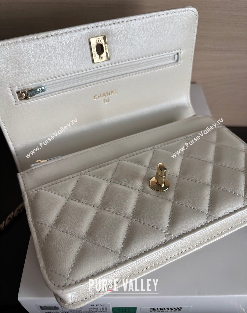 Chanel Pearly Lambskin on Chain with Logo Charm White 2025 AP4537 (yezi-250526029)