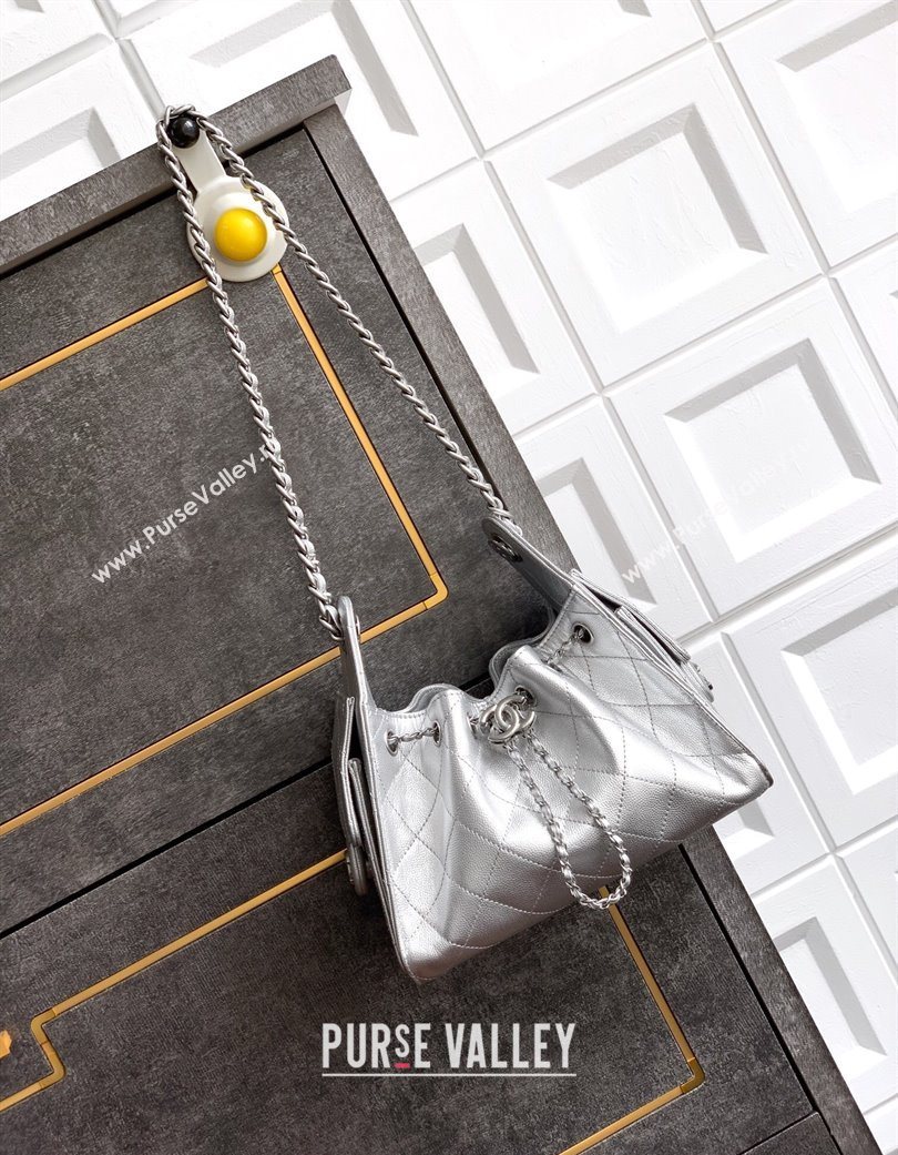 Chanel 25 Mini Hobo Handbag in Grained Calfskin Silver 2025 AS5631 (yezi-250702074)