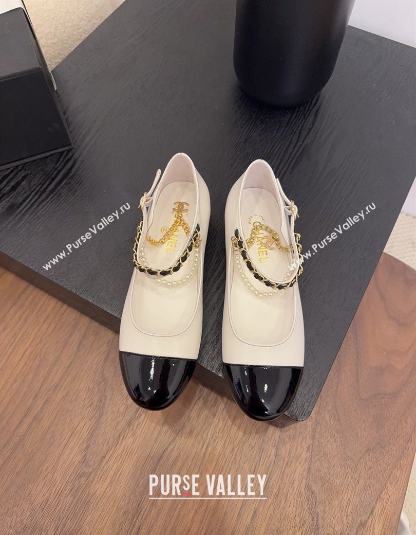 Chanel Lambskin Patent Calfskin Mary Janes Ballet Flats with Chain and Pearls White 2025 G46718 (MD-250902011)