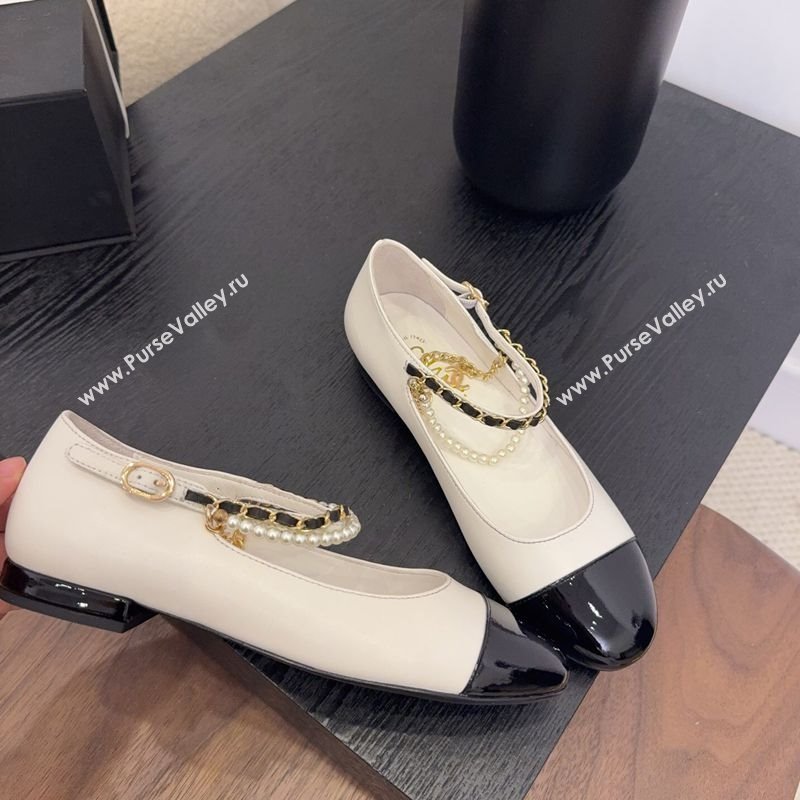 Chanel Lambskin Patent Calfskin Mary Janes Ballet Flats with Chain and Pearls White 2025 G46718 (MD-250902011)