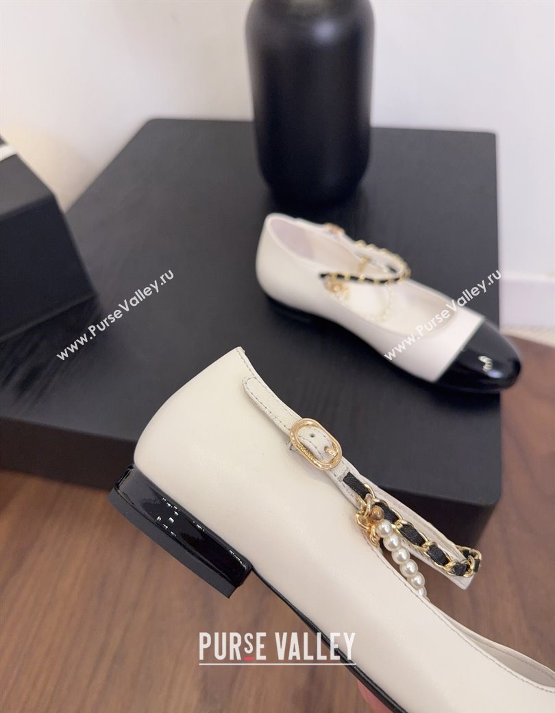 Chanel Lambskin Patent Calfskin Mary Janes Ballet Flats with Chain and Pearls White 2025 G46718 (MD-250902011)