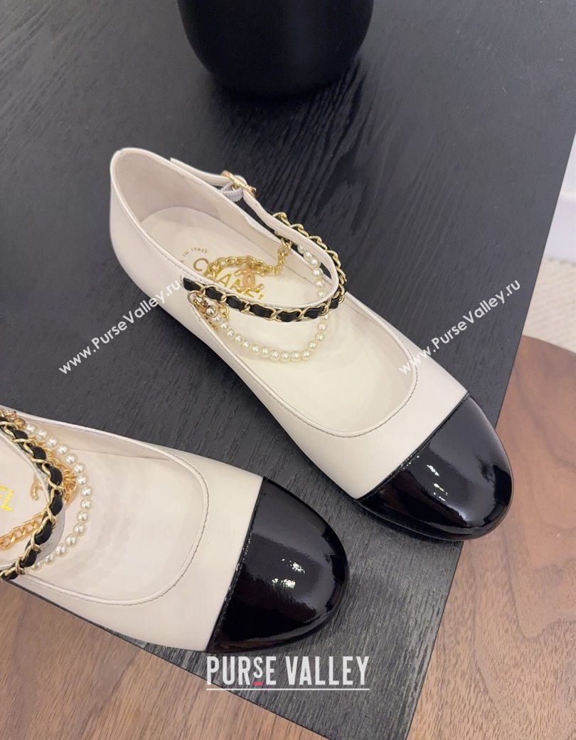 Chanel Lambskin Patent Calfskin Mary Janes Ballet Flats with Chain and Pearls White 2025 G46718 (MD-250902011)