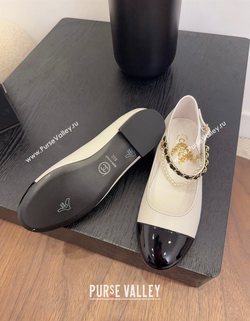 Chanel Lambskin Patent Calfskin Mary Janes Ballet Flats with Chain and Pearls White 2025 G46718 (MD-250902011)