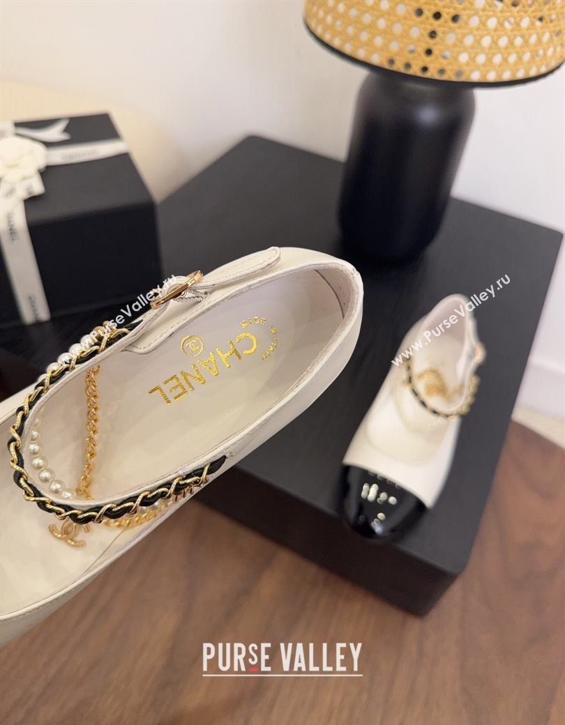 Chanel Lambskin Patent Calfskin Mary Janes Ballet Flats with Chain and Pearls White 2025 G46718 (MD-250902011)
