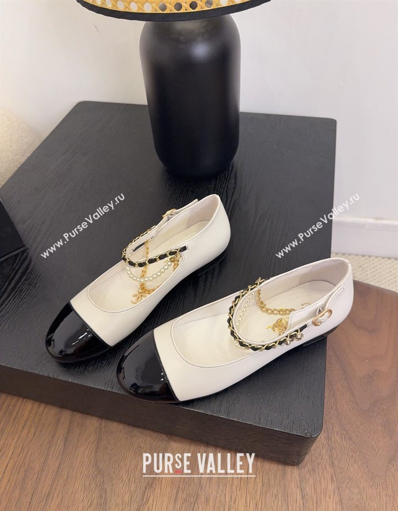Chanel Lambskin Patent Calfskin Mary Janes Ballet Flats with Chain and Pearls White 2025 G46718 (MD-250902011)