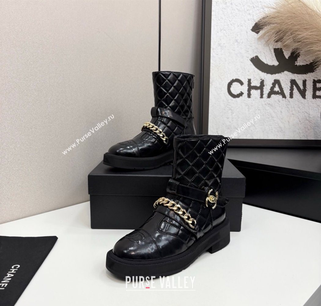 Chanel Quilted Shiny Calfskin Ankle Boots with Buckle and Chain Black 2025 CH083007 (MD-250830037)