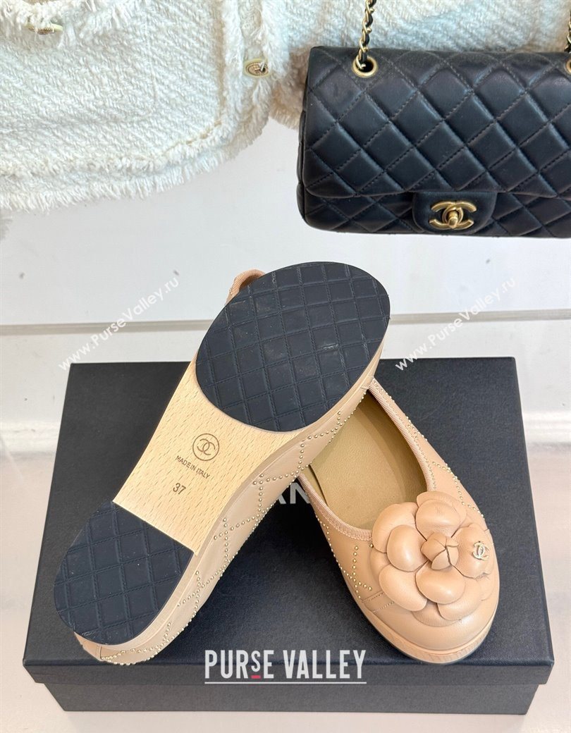 Chanel Quilted Calfskin Wood-Like Loafers with Studs and Camellia Bloom Beige 2025 (MD-250901130)