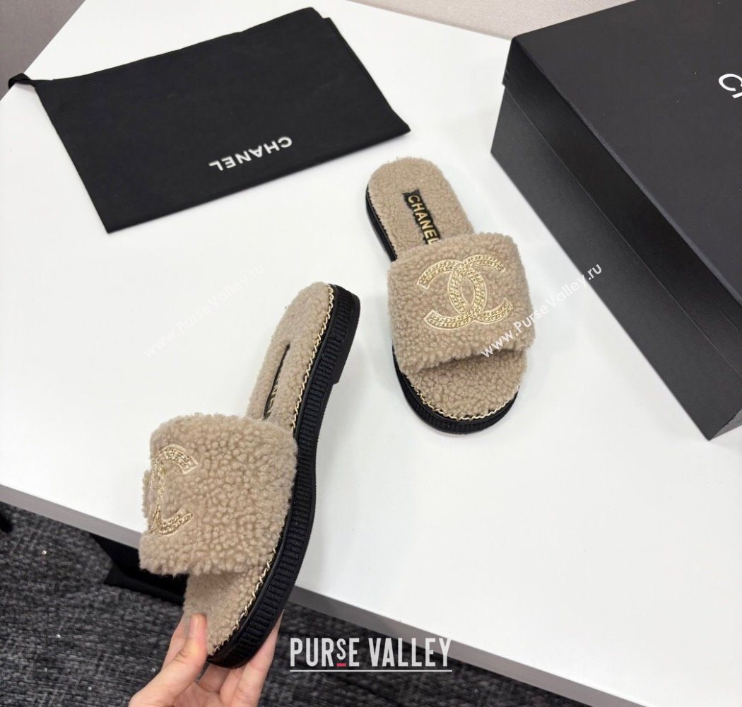 Chanel Shearling Flat Slides Sandal with Chain Beige 2025 CH090111 (MD-250901114)