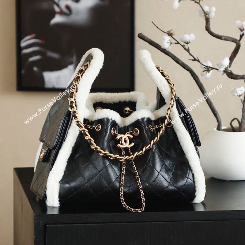 Chanel Quilted Calfskin 25 Small Handbag with Shearling Charm AS5293 Black/Gold 2025 (yezi-251011002)