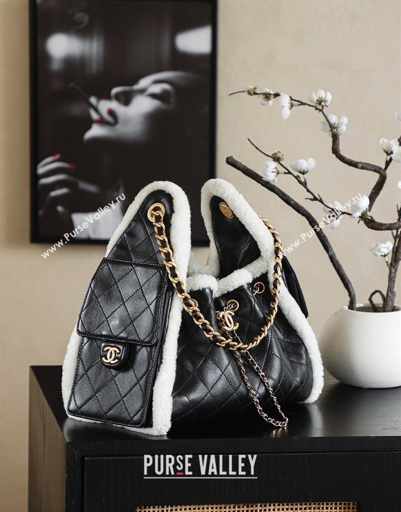 Chanel Quilted Calfskin 25 Small Handbag with Shearling Charm AS5293 Black/Gold 2025 (yezi-251011002)