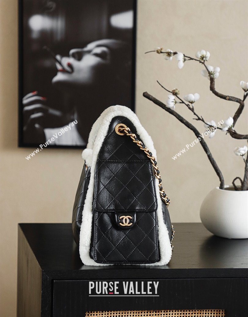 Chanel Quilted Calfskin 25 Small Handbag with Shearling Charm AS5293 Black/Gold 2025 (yezi-251011002)