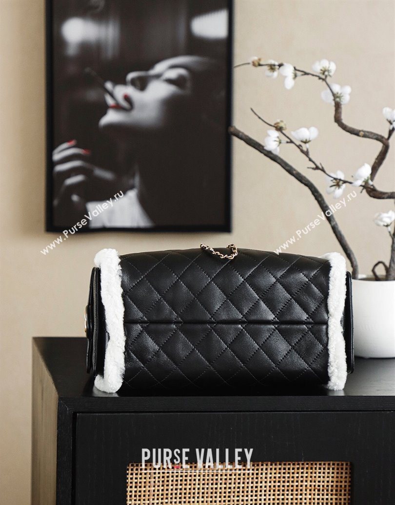 Chanel Quilted Calfskin 25 Small Handbag with Shearling Charm AS5293 Black/Gold 2025 (yezi-251011002)