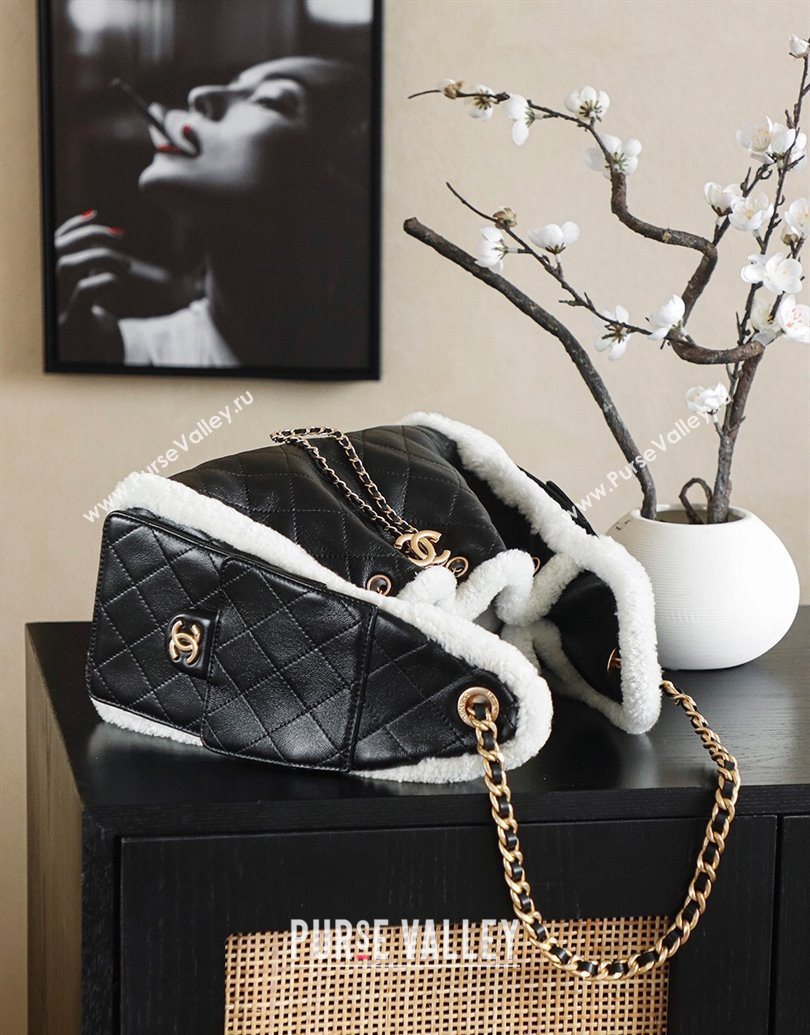 Chanel Quilted Calfskin 25 Small Handbag with Shearling Charm AS5293 Black/Gold 2025 (yezi-251011002)