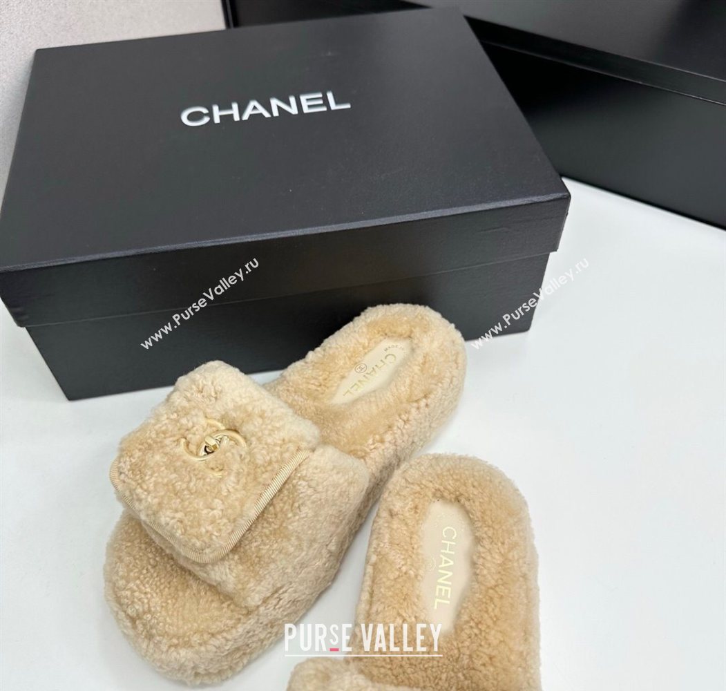 Chanel Shearling Wool Platform Slides Sandal with Foldover Beige 2025 CH103106 (MD-251031130)