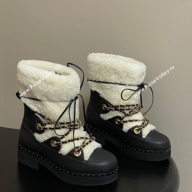 Chanel Calfskin Leather and Wool Snow Ankle Boots with Chain Black/White 2025 CH110403 (MD-251104065)