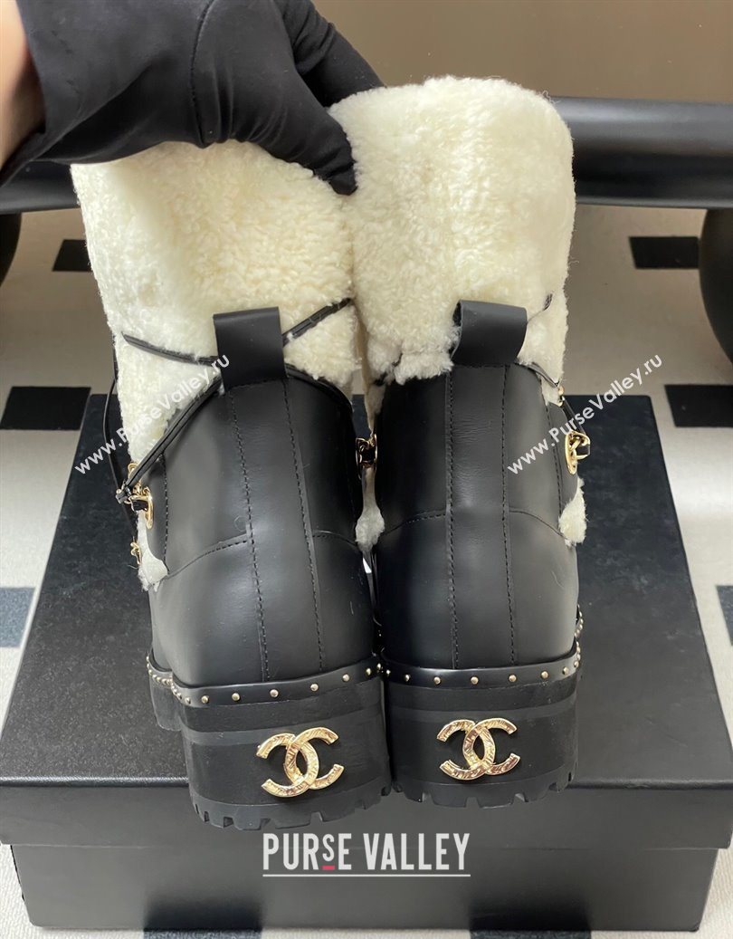 Chanel Calfskin Leather and Wool Snow Ankle Boots with Chain Black/White 2025 CH110403 (MD-251104065)