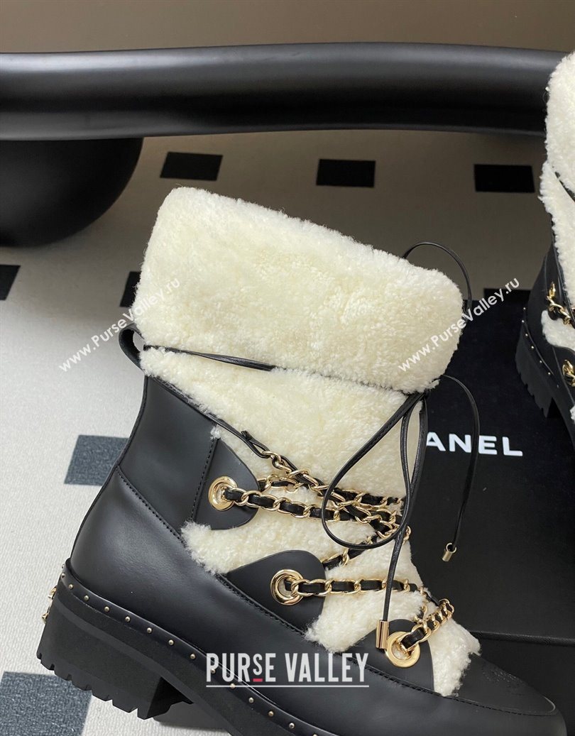 Chanel Calfskin Leather and Wool Snow Ankle Boots with Chain Black/White 2025 CH110403 (MD-251104065)