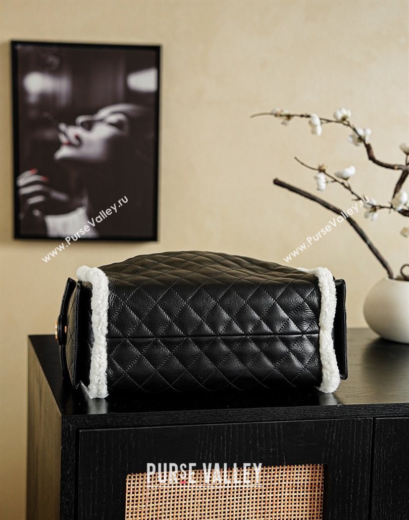 Chanel Quilted Calfskin 25 Medium Handbag with Shearling Black/White 2025 AS5311 (yezi-251127125)