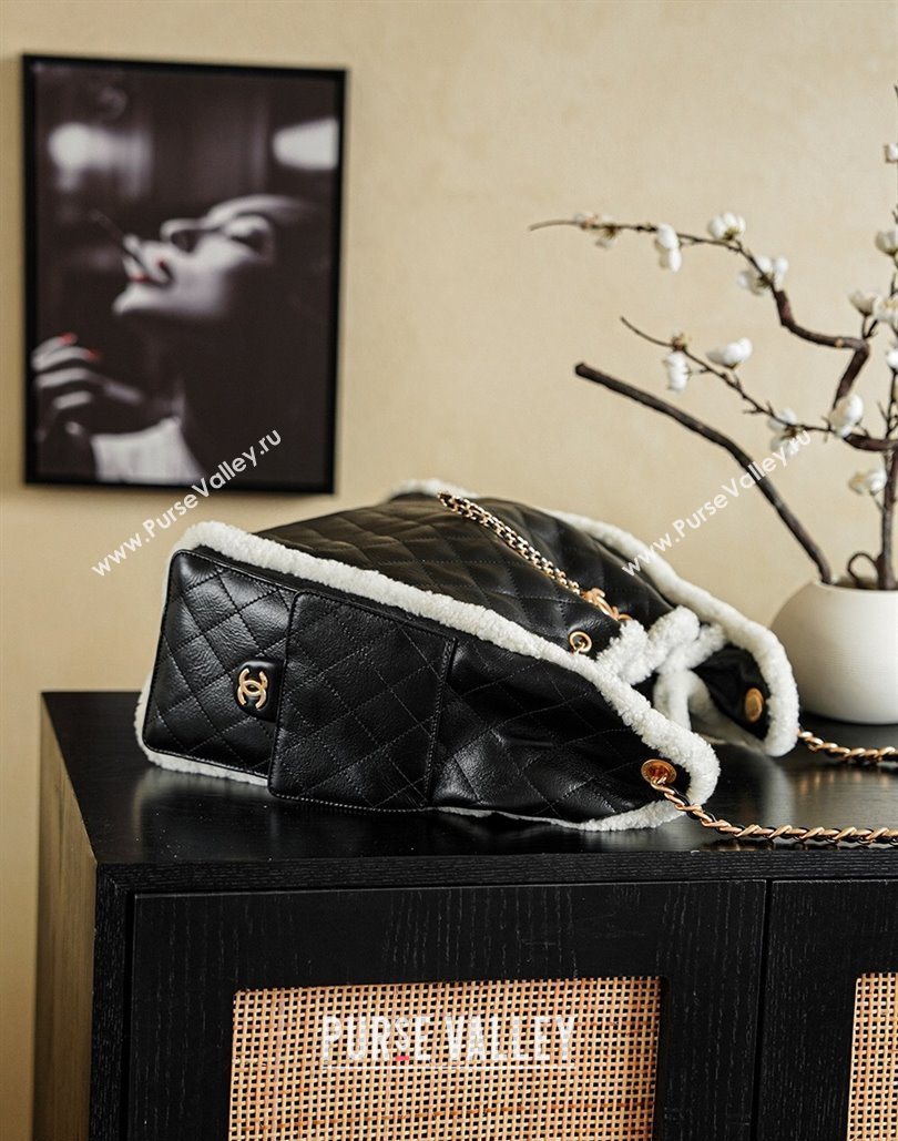 Chanel Quilted Calfskin 25 Medium Handbag with Shearling Black/White 2025 AS5311 (yezi-251127125)